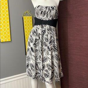 White House Black Market- strapless dress 💙